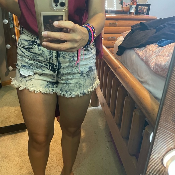 Sneak peek high waisted shorts - Picture 3 of 3